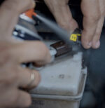 תרסיס מגן מגעי חשמל MOTIP Electro Protect דגם MO90108 מק"ט 11088 בנפח 500 מ"ל להגנה מתקדמת על מערכות חשמל מלחות וקורוזיה עם חדירה מעולה ועמידות במים ומלח