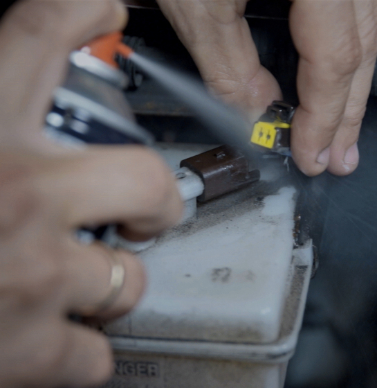 תרסיס מגן מגעי חשמל MOTIP Electro Protect דגם MO90108 מק"ט 11088 בנפח 500 מ"ל להגנה מתקדמת על מערכות חשמל מלחות וקורוזיה עם חדירה מעולה ועמידות במים ומלח