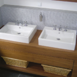 בקבוק תרסיס מסיר אבנית קלה למקלחונים HG דגם 42122 נפח 500 מ"ל - תכשיר ניקוי יומיומי עדין המסיר אבנית קלה ושאריות סבון ממקלחונים וכיורים