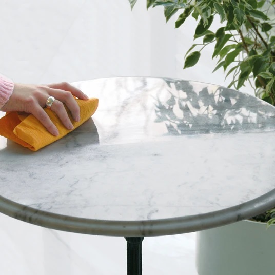 שולחנות שיש ואדני חלונות עם הגנה מפני שריטות ולכלוך