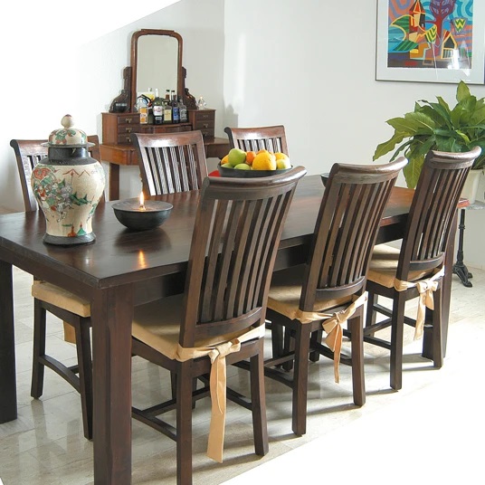 הזנה והברקה של רהיטי עץ מלא ומצופה